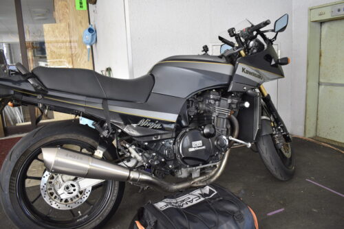 原田消音器を搭載したGPZ900を屋根付きのバイク駐車場の宿でお出迎え | ビジネス旅館はらだ