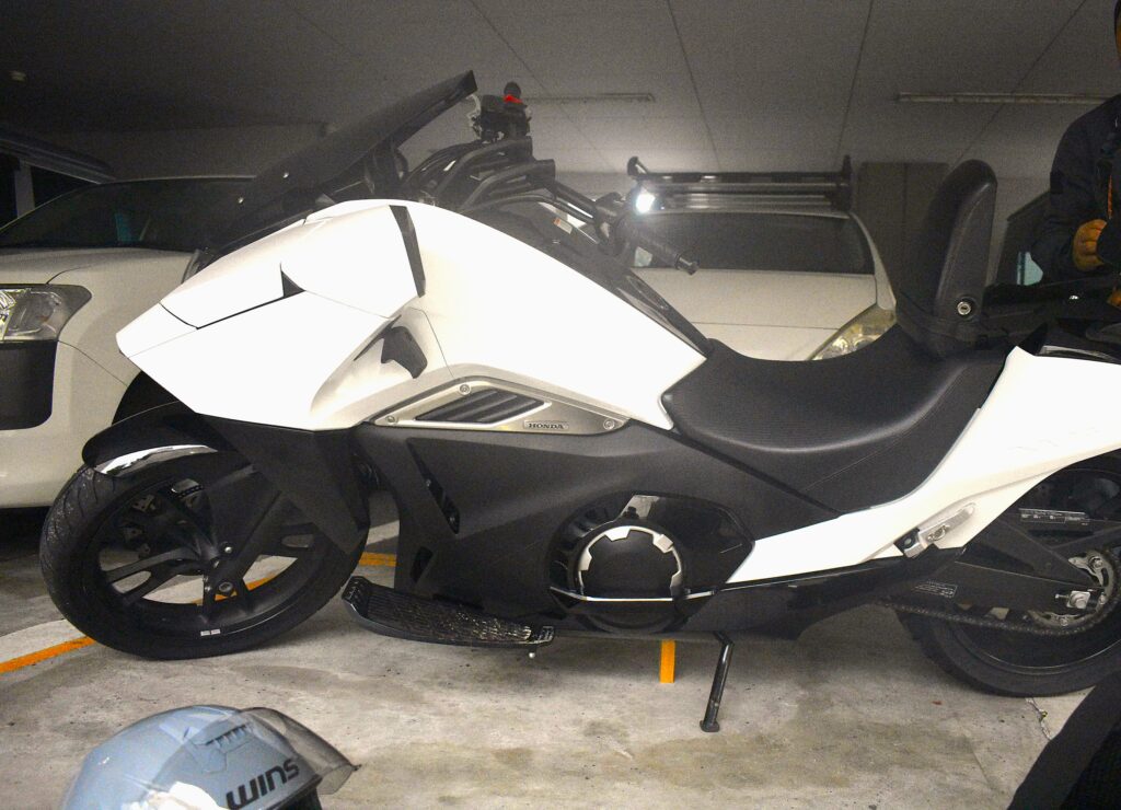 バイク　駐車場　akira