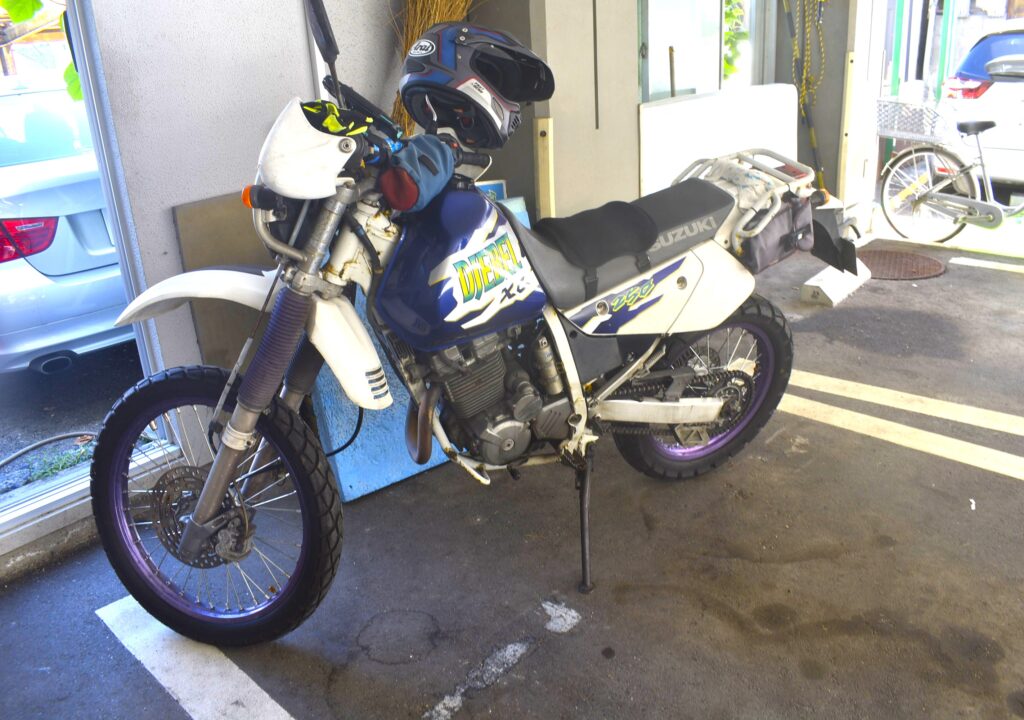 バイク　ジェベル　駐車場