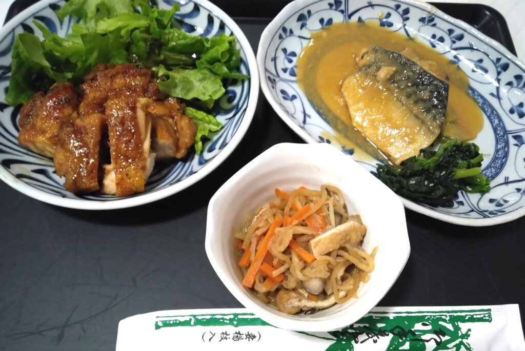 団体　鯖みそ　鶏照り　夕食