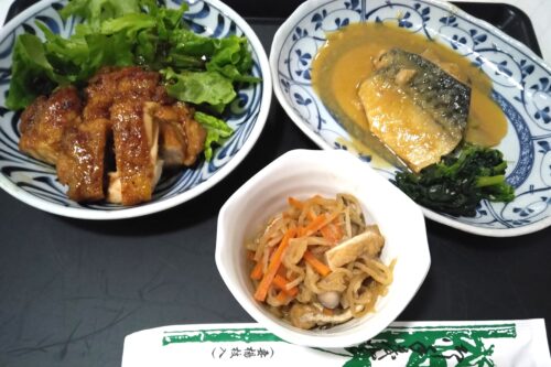 団体　鯖みそ　鶏照り　夕食