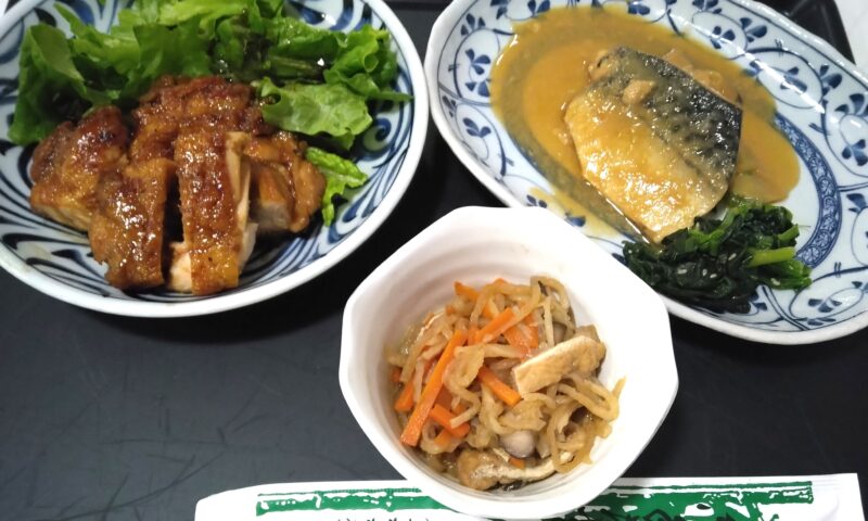 団体　鯖みそ　鶏照り　夕食