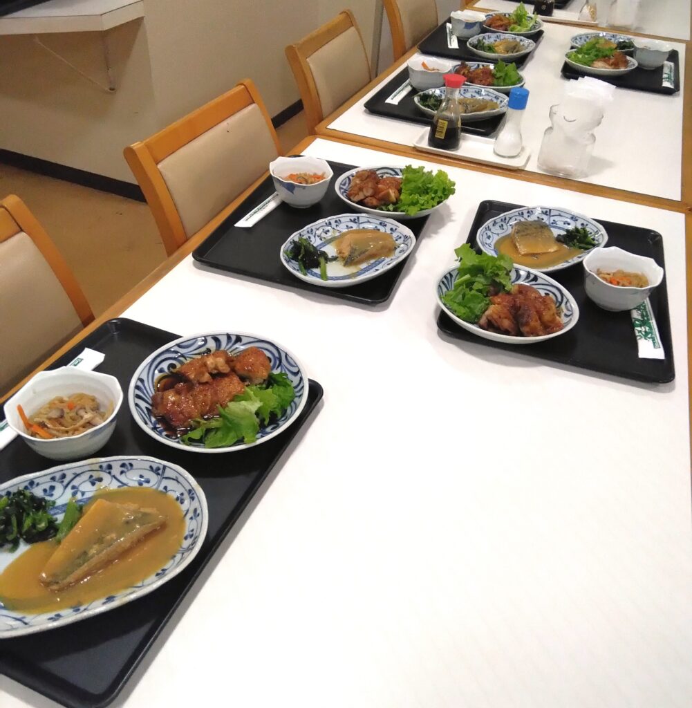 団体　鯖みそ　鶏照り　夕食